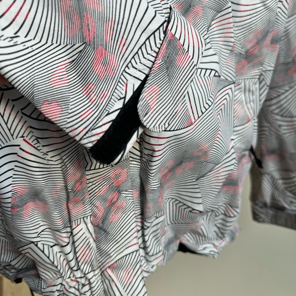 The North Face Womens Size XL Geometric Print Hooded Vented Full Zip Rain Jacket - Picture 7 of 16